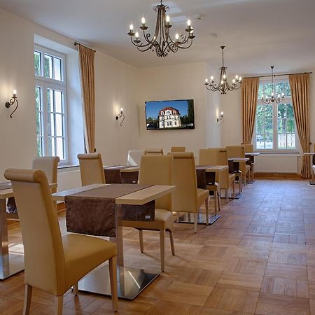 Hotel Dirks Am Schloss Бад-Пирмонт Экстерьер фото