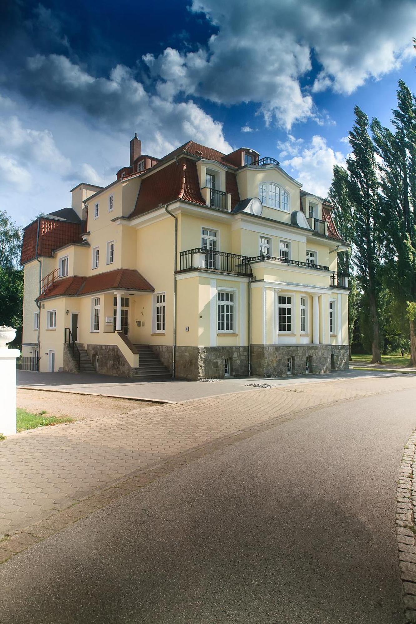 Hotel Dirks Am Schloss Бад-Пирмонт Экстерьер фото