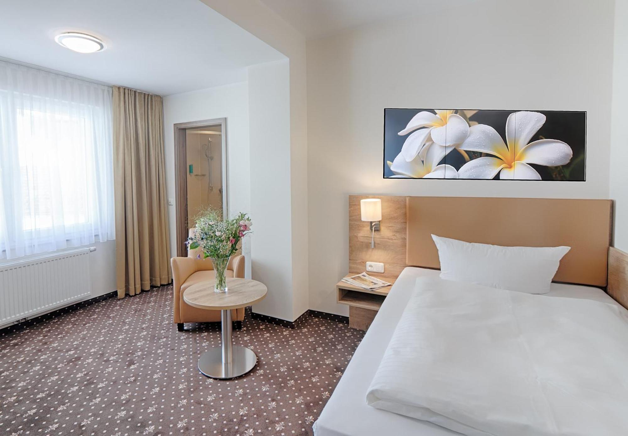 Hotel Dirks Am Schloss Бад-Пирмонт Экстерьер фото