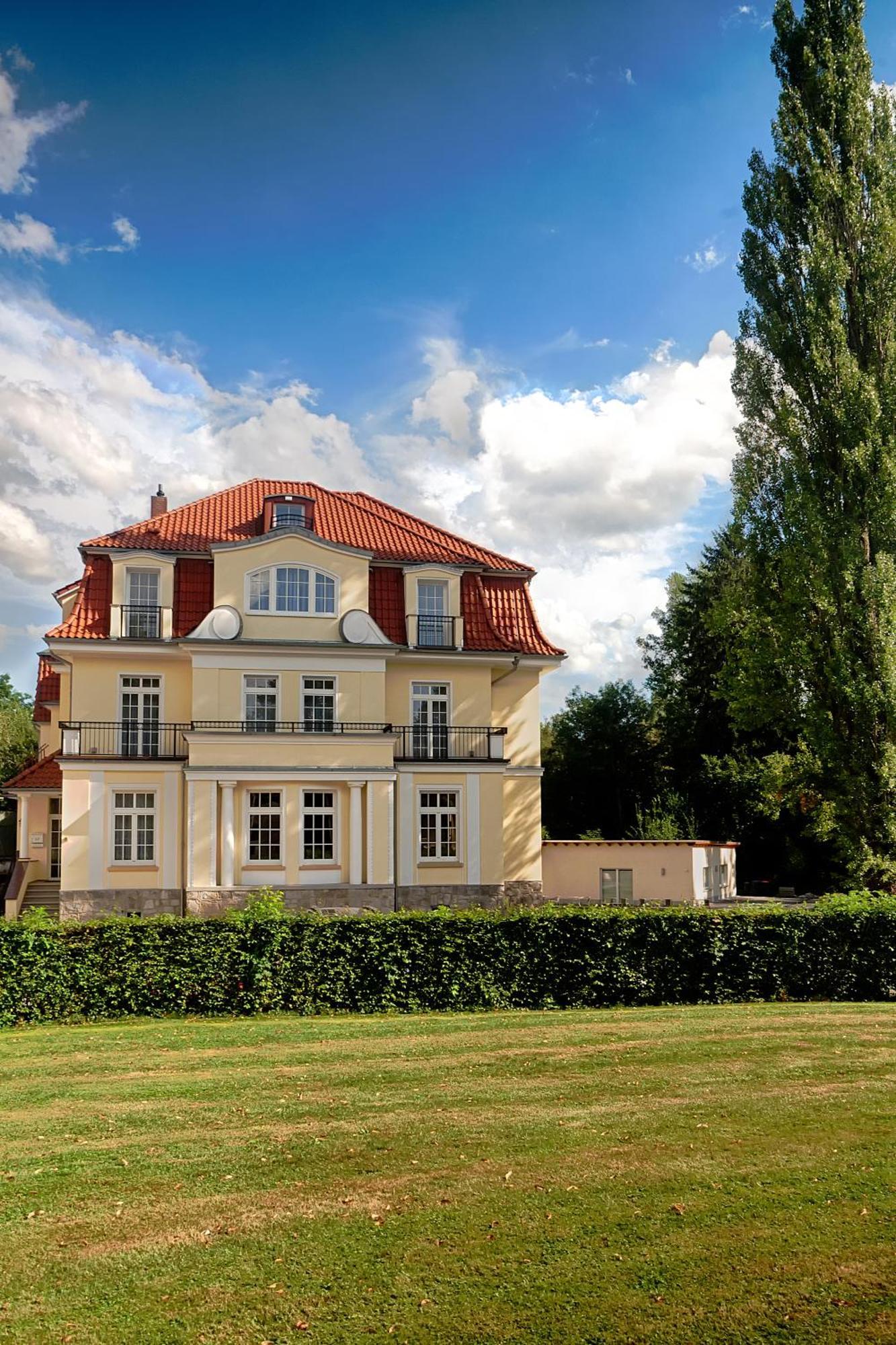Hotel Dirks Am Schloss Бад-Пирмонт Экстерьер фото